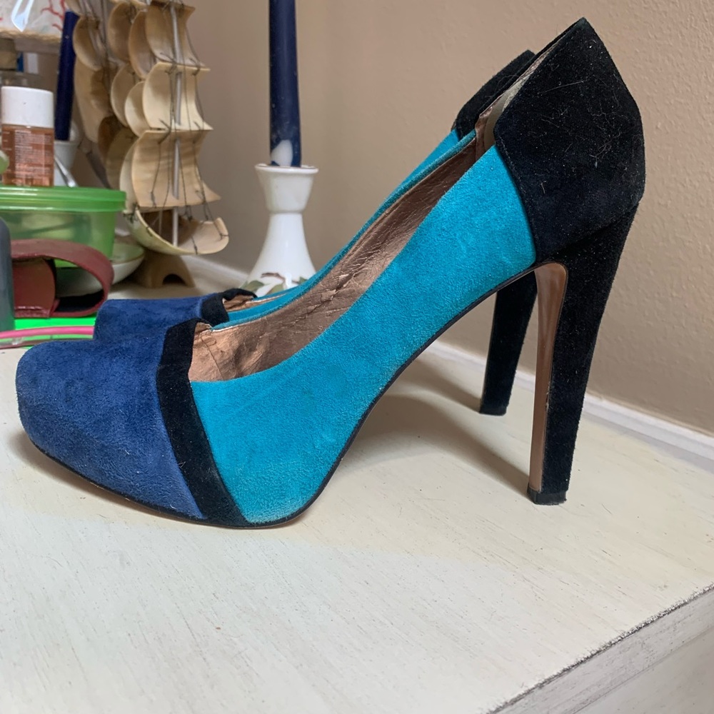 BCBG  New Without Box 9 blue suede multi dress shoe